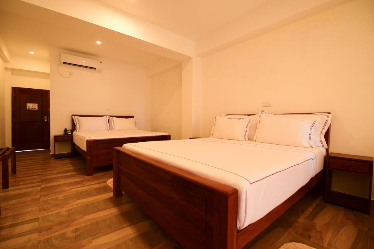 Chaaya Inn Hotel Хикадува Екстериор снимка