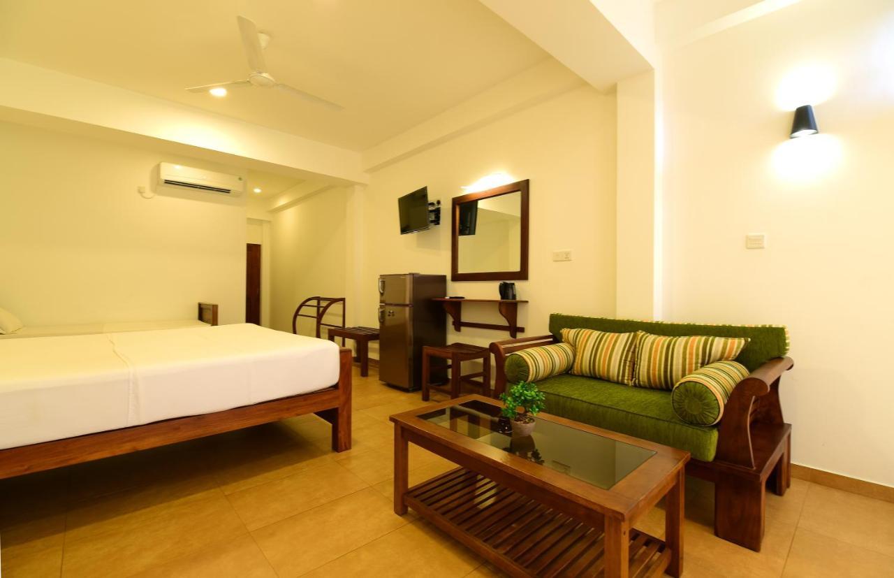 Chaaya Inn Hotel Хикадува Екстериор снимка