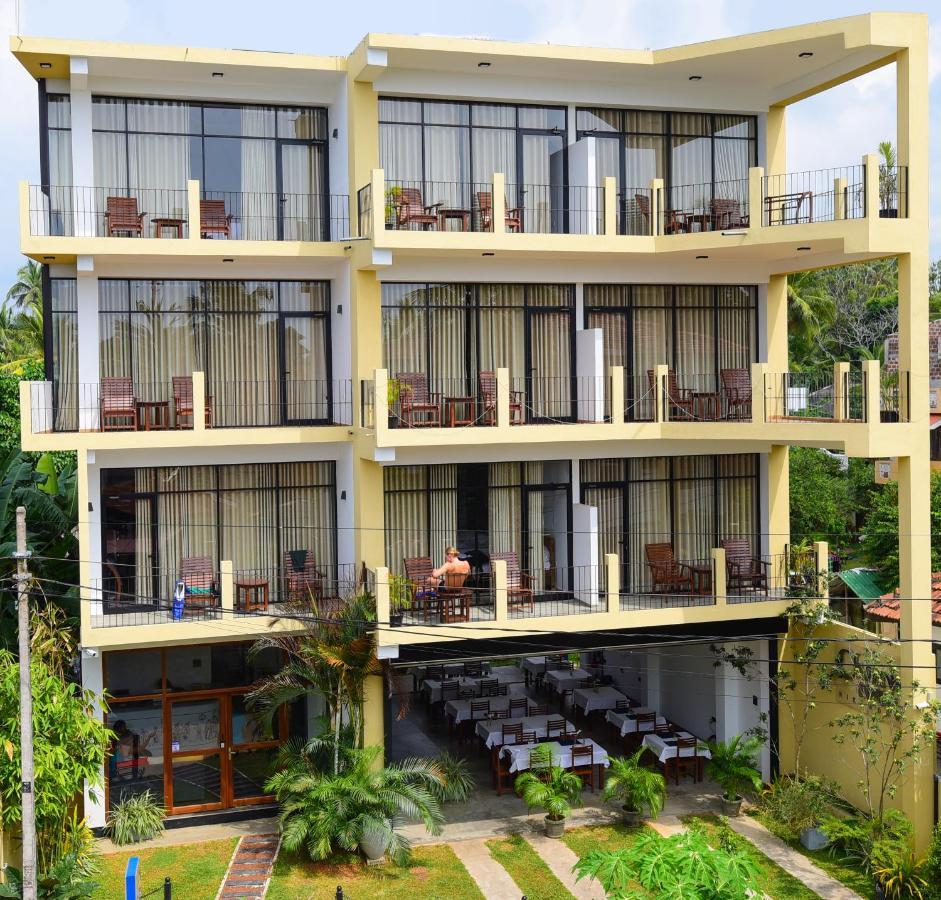Chaaya Inn Hotel Хикадува Екстериор снимка