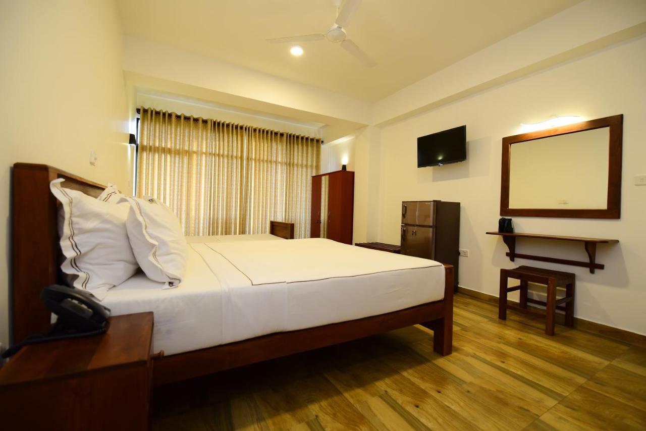 Chaaya Inn Hotel Хикадува Екстериор снимка